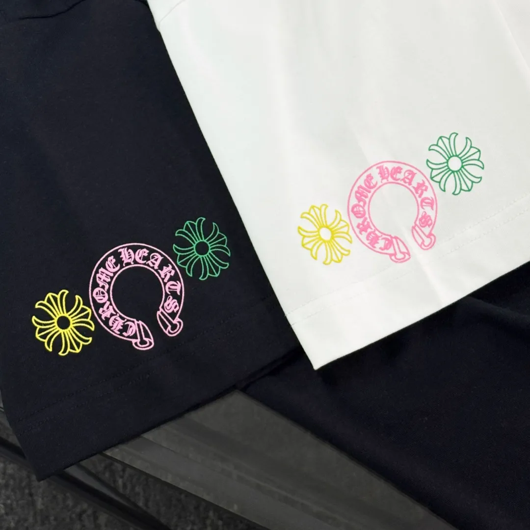 P180 Chrome Hearts Chrome Hearts 25 high version. The fabric is made of 300 grams of high-density pure cotton. It does not deform or shrink. It has three labels. It is the same style for men and women. Technology: suede foam printing. Color: white black. SIZE: S-XL.